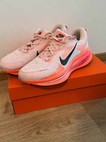 Gebrauchtes Orange Vomero 18 Running Shoes