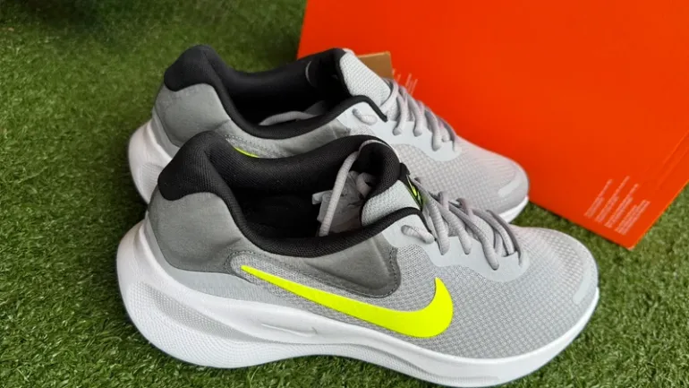 Nike Revolution 7 bike usato — immagine 2 di 14
