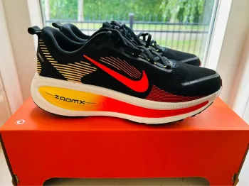 Nike Vomero 18 Running Shoes usato