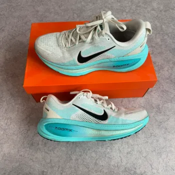 Nike Vomero 18 Running Shoes usato