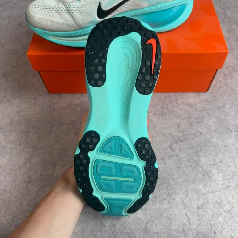 Used Nike Vomero 18 bike — image 5 of 9