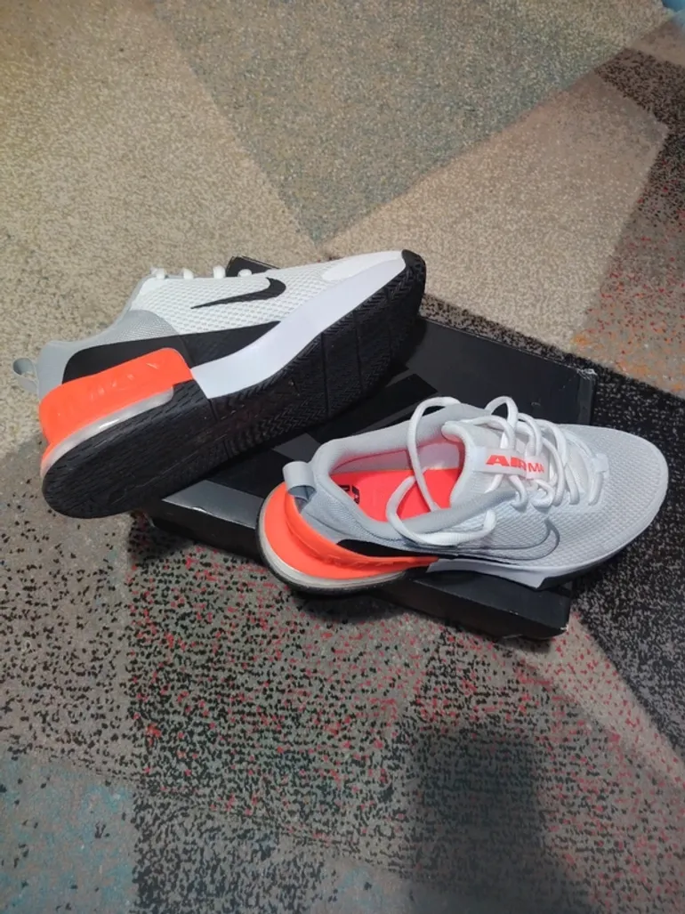Nike Running Shoes bike usato — immagine 2 di 6