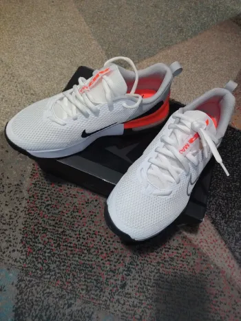 Nike Running Shoes bike usato — immagine 4 di 6