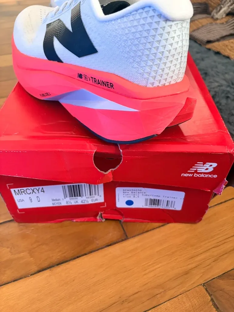 New Balance FuelCell SuperComp Trainer v3 bike usato — immagine 2 di 3