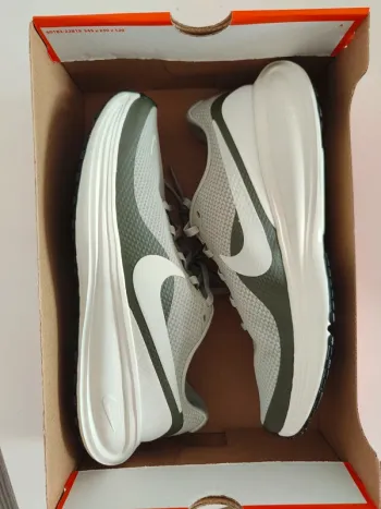Nike Revolution 8 bike d'occasion — image 4 sur 7
