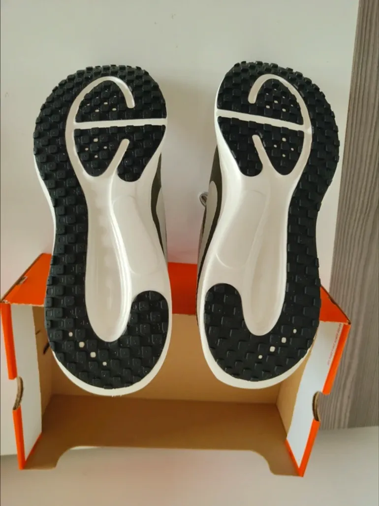Nike Revolution 8 bike d'occasion — image 2 sur 7