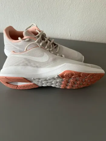 Used Orange Nike Sportschuhe bike — image 5 of 6