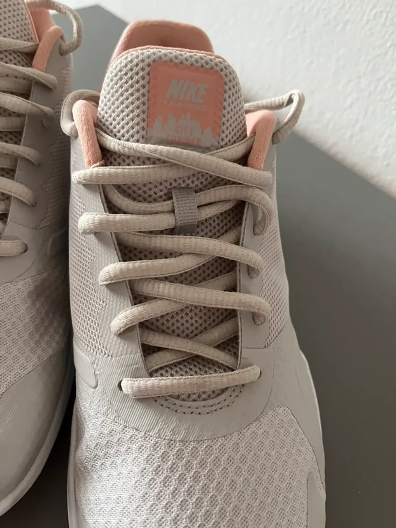 Used Orange Nike Sportschuhe bike — image 3 of 6