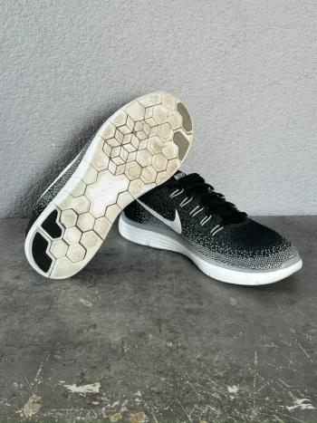 Used Nike Free RN Distance bike — image 2 of 8