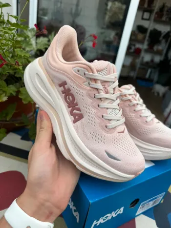 Used Lightweight Bondi 9 Running Shoes