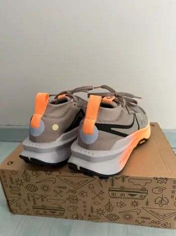 Nike ZoomX Zegama Trail 2 bike usato — immagine 4 di 10