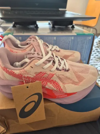 Brugt Asics Novablast 5 LE Running Shoes