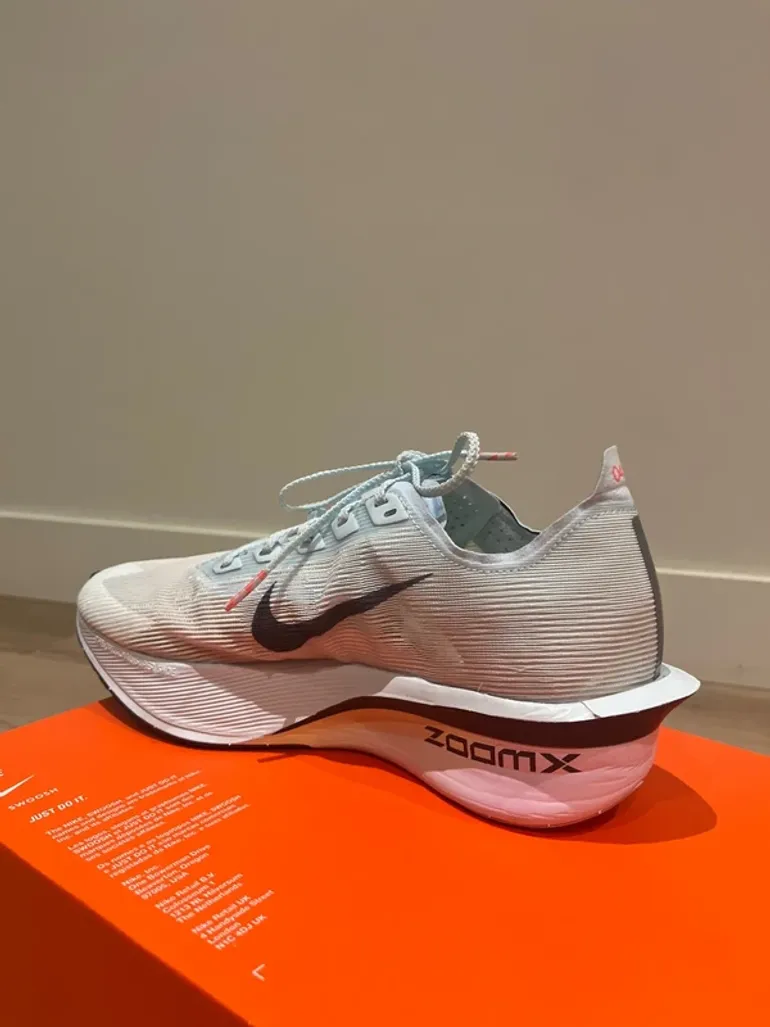 Nike ZoomX Vaporfly Next% 4 bike usato — immagine 3 di 9