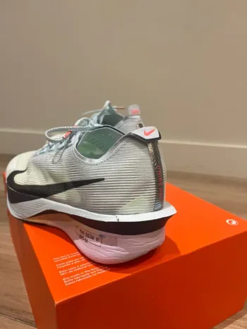 Nike ZoomX Vaporfly Next% 4 bike usato — immagine 4 di 9