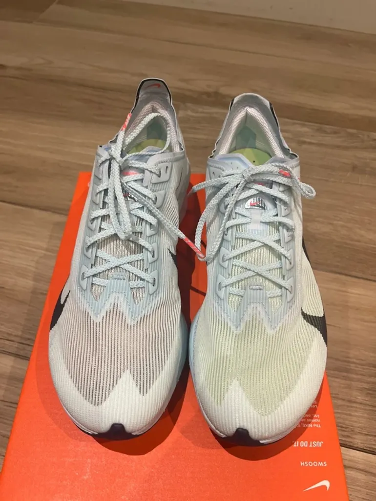 Nike ZoomX Vaporfly Next% 4 bike usato — immagine 7 di 9