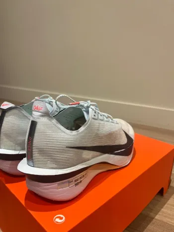 Nike ZoomX Vaporfly Next% 4 bike usato — immagine 6 di 9