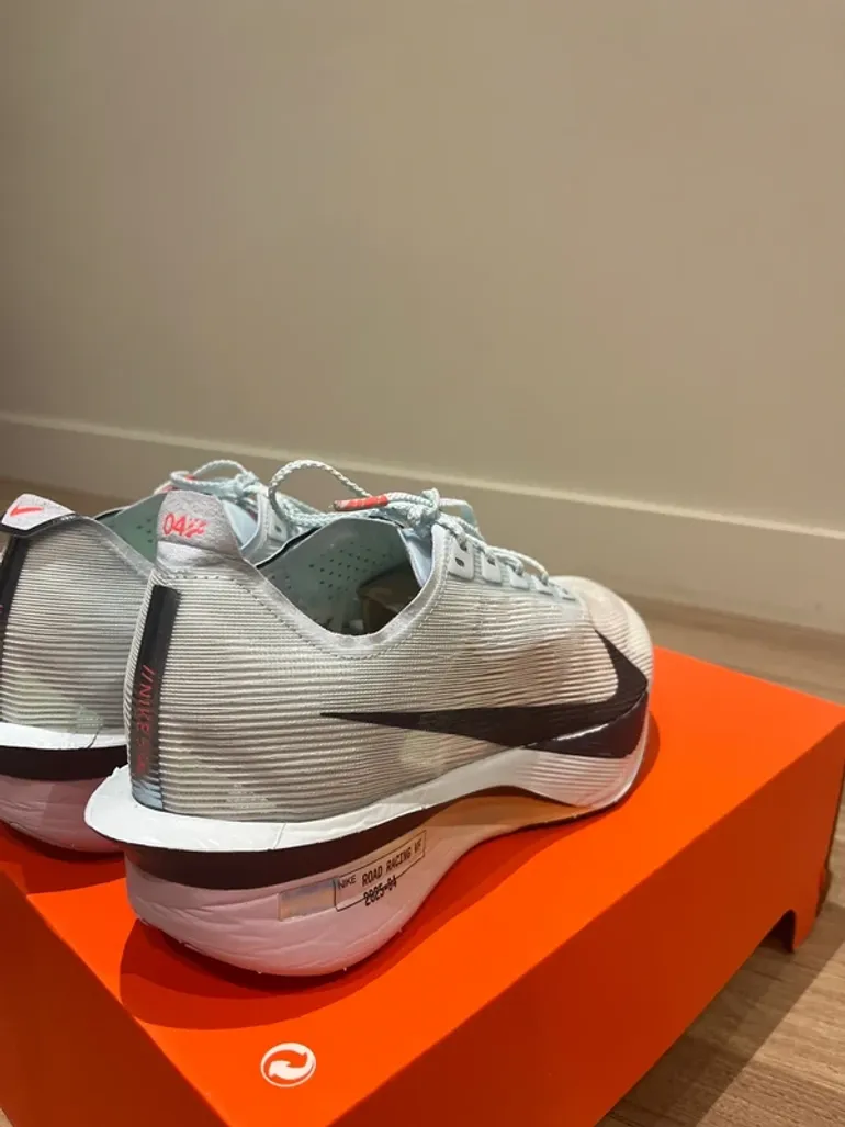 Nike ZoomX Vaporfly Next% 4 bike usato — immagine 6 di 9