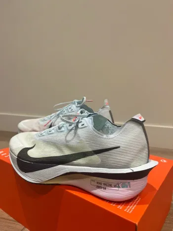 Nike ZoomX Vaporfly Next% 4 bike usato — immagine 2 di 9