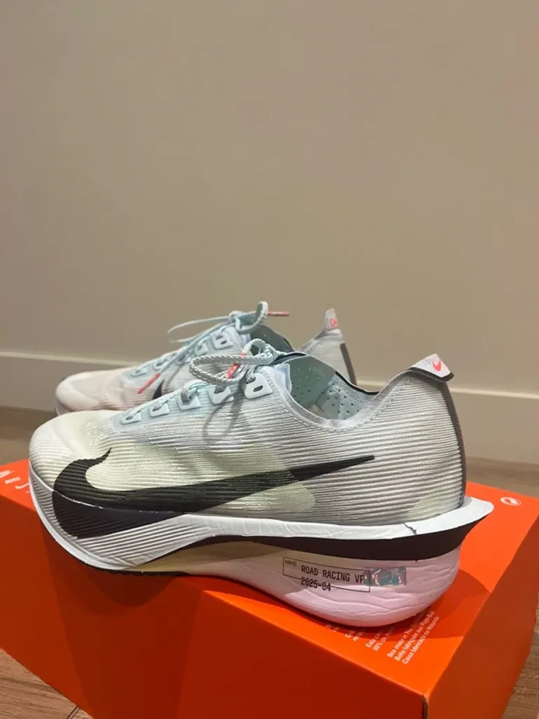 Nike ZoomX Vaporfly Next% 4 bike usato — immagine 2 di 9