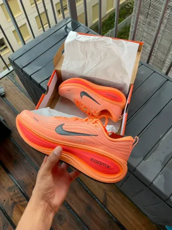 Gebrauchtes Orange Vomero Running Shoes