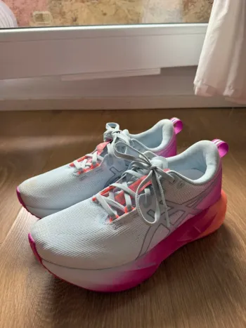 Brugt Asics Novablast 5 Running Shoes
