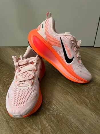 Nike Vomero 18 Running Shoes usato