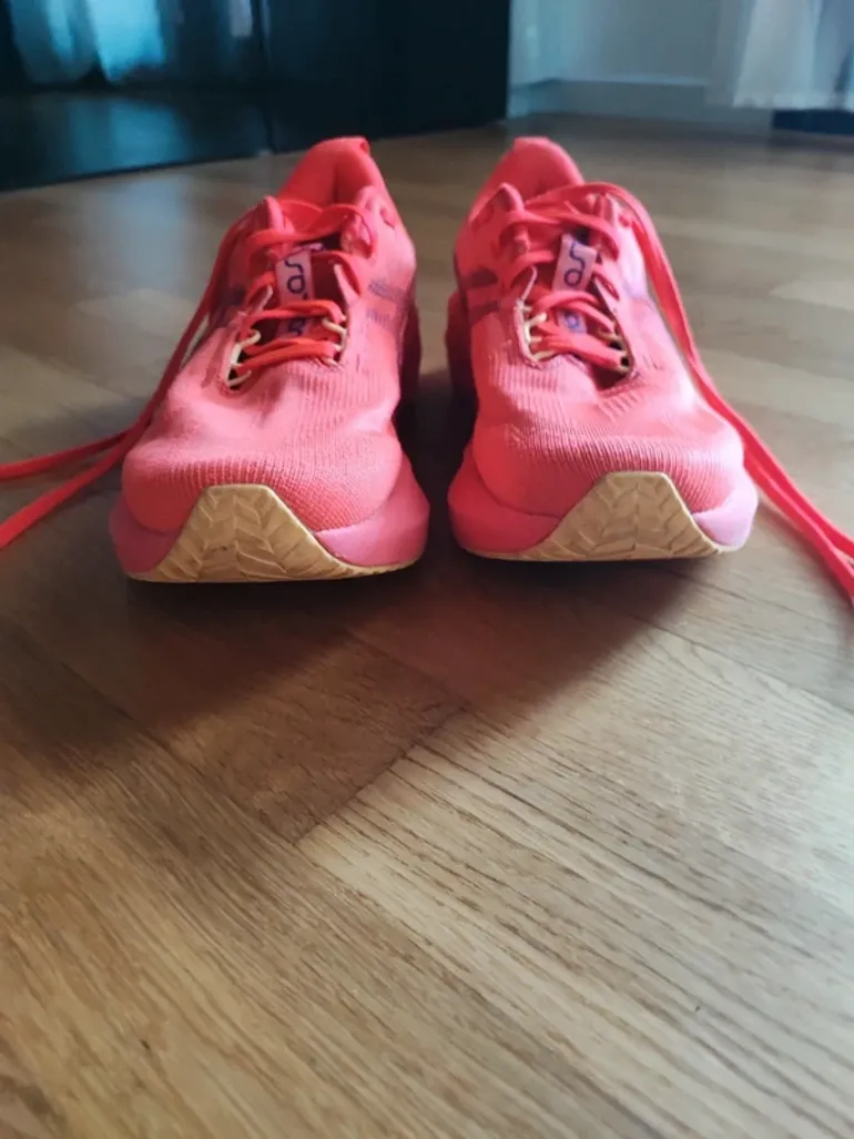Asics Novablast bike d'occasion — image 5 sur 14