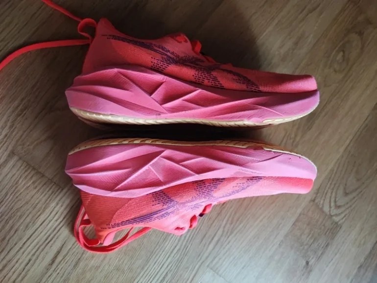 Asics Novablast bike d'occasion — image 10 sur 14