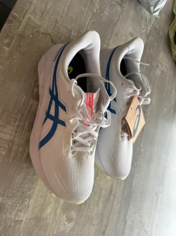 Used Asics Novablast 5 Running Shoes