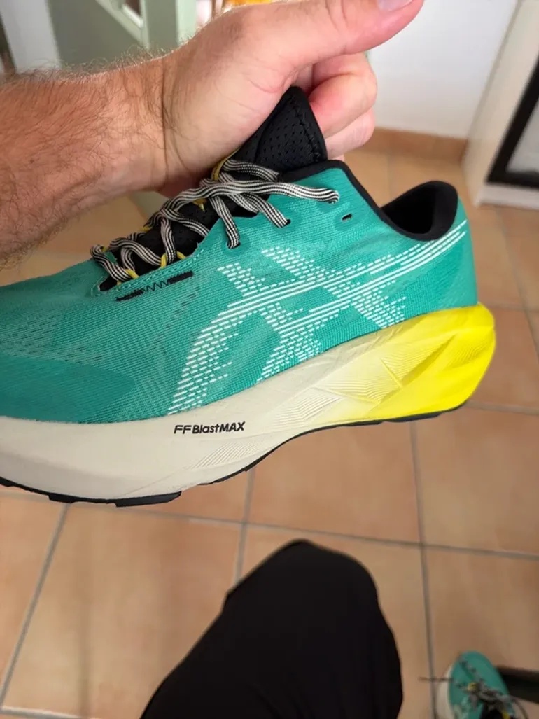 Asics Novablast bike usato — immagine 6 di 7
