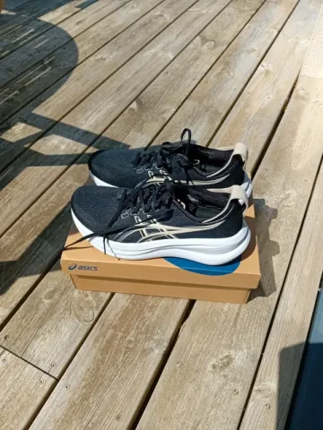 Asics Gel-Nimbus 28 Running Shoes usato