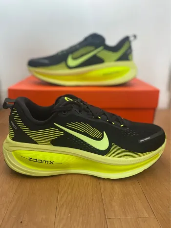 Used Look Vomero 18 Running Shoes