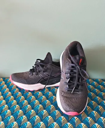 Used Asics Gel-Nimbus 24 Running Shoes