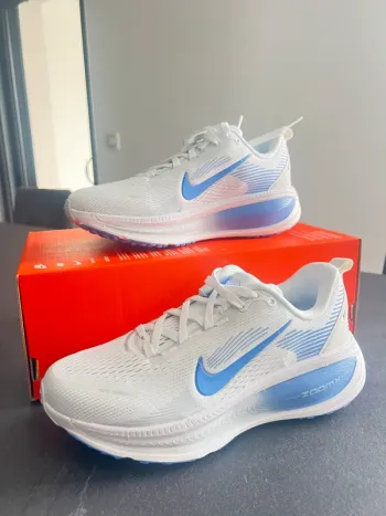 Nike Vomero 18 Running Shoes usato