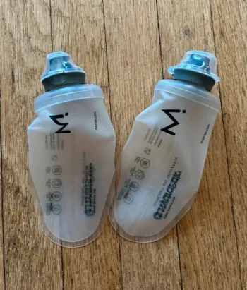 Brugt Salomon Sac d'hydratation avec poche à eau 1.5L et 2 flasques bike — billede 2 af 4