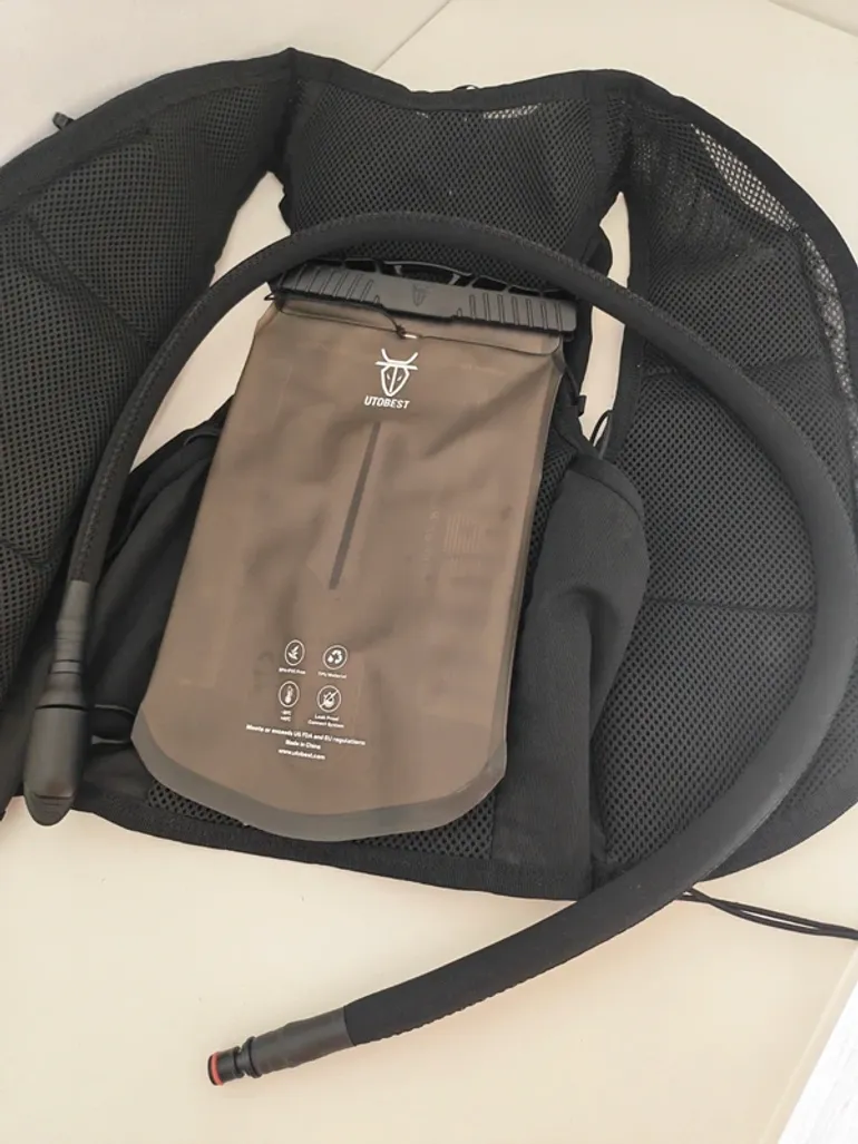 Brugt Salomon Sac d'hydratation avec poche à eau 1.5L et 2 flasques bike — billede 4 af 4