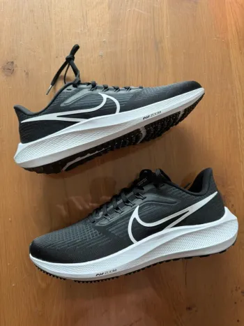 Used Pegasus Air Zoom 39 Running Shoes