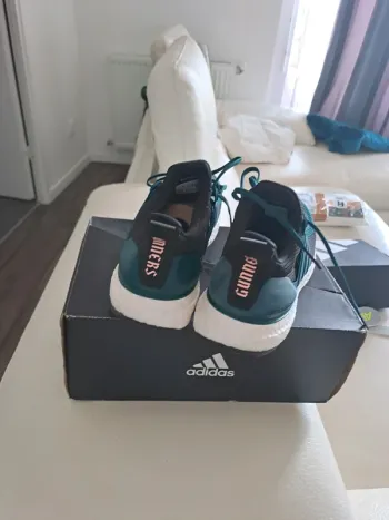Używany Adidas Ultraboost DNA Arsenal Gunners bike — zdjęcie 2 z 4