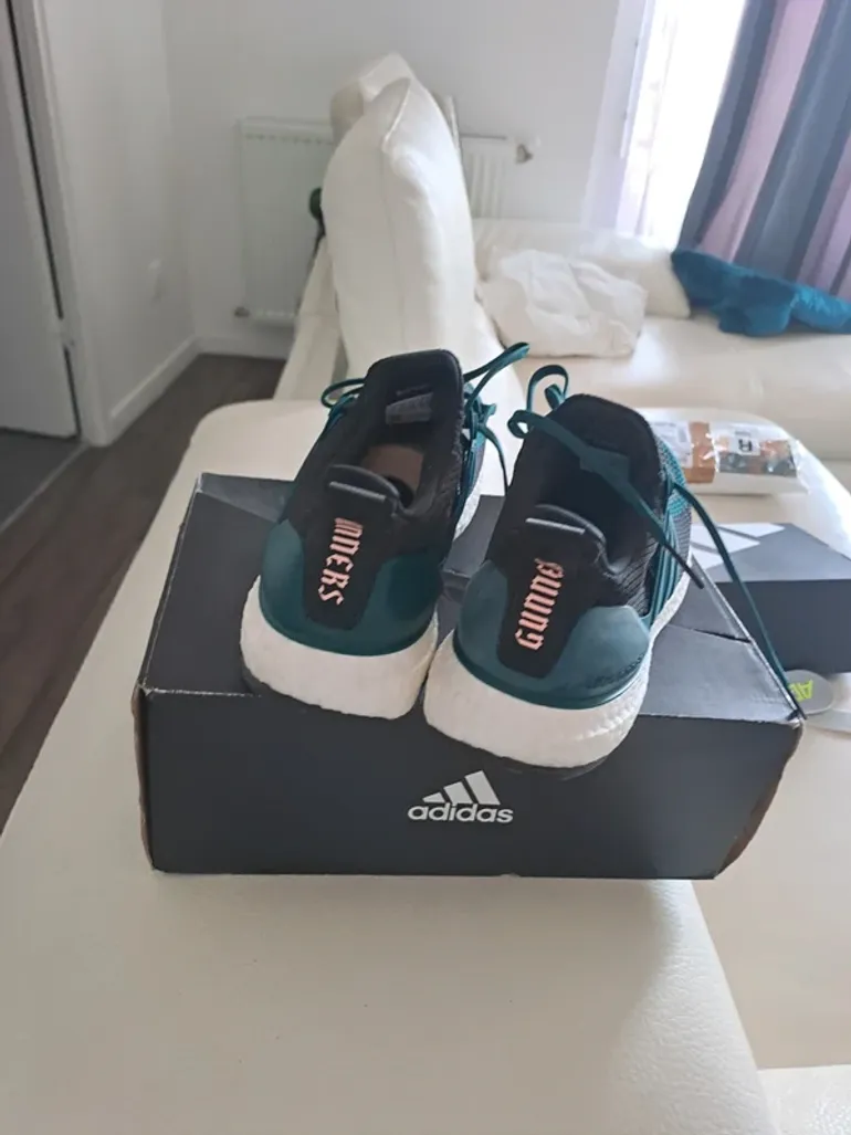 Używany Adidas Ultraboost DNA Arsenal Gunners bike — zdjęcie 2 z 4