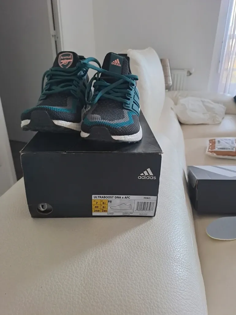 Używany Adidas Ultraboost DNA Arsenal Gunners bike — zdjęcie 3 z 4