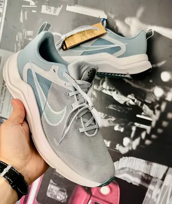 Brugt Nike Sneaker Hellblau/Grau bike — billede 2 af 7