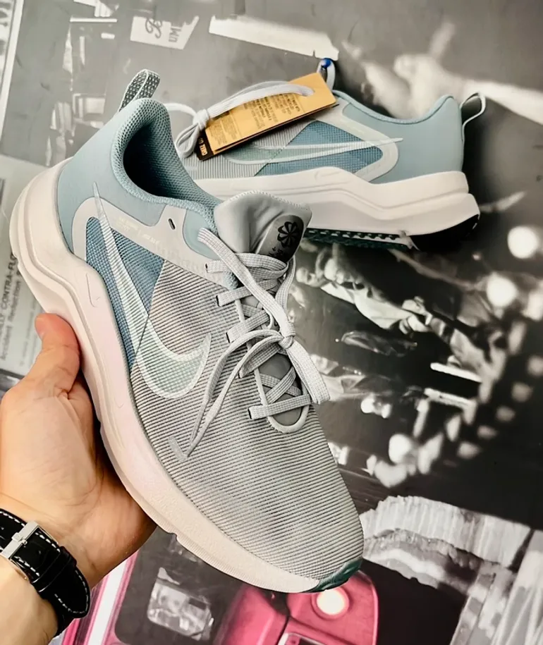Brugt Nike Sneaker Hellblau/Grau bike — billede 2 af 7