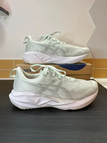 Used Asics Novablast 5 Running Shoes