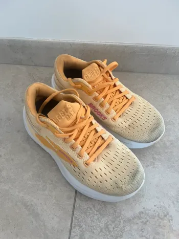 Used Brooks Baskets Running Shoes