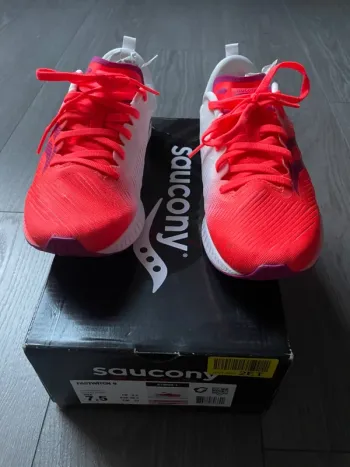 Used Saucony Fastwitch 9 Running Shoes