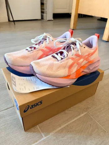 Used Asics Novablast 5 Running Shoes