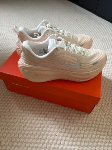 Nike Vomero Plus Running Shoes usato