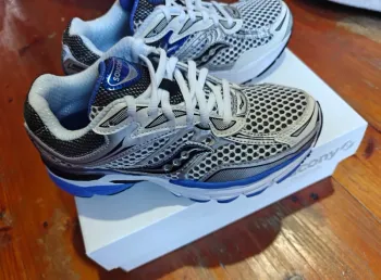 Used Saucony Omni 9 Running Shoes