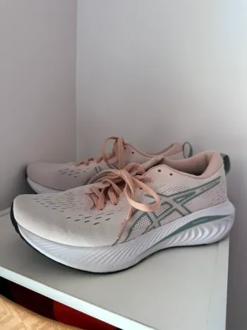 Used Asics Gel Excite 10 Running Shoes