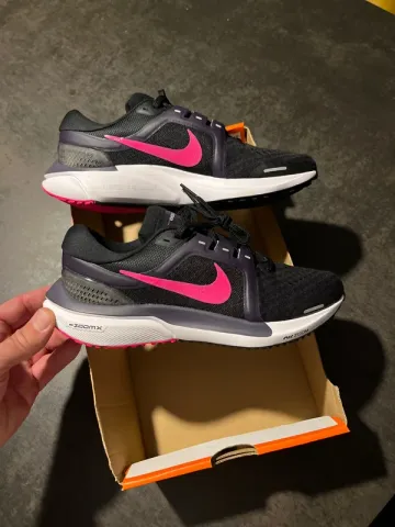 Nike Air Zoom Vomero 16 Running Shoes usato